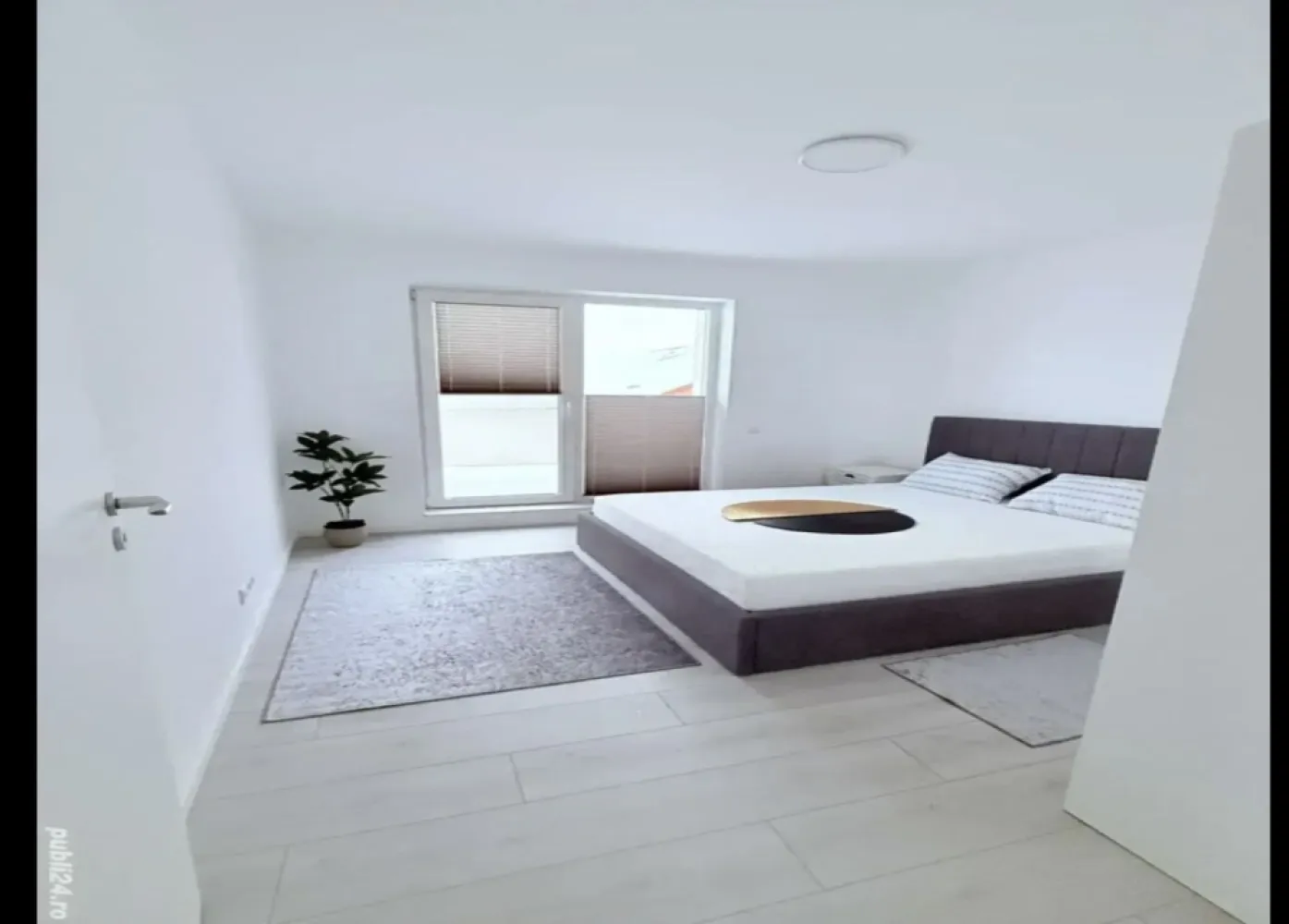 Penthouse , zona Decebal - Agentia Direkt Imobiliare propune spre inchiriere apartament tip Penthouse , zona Decebal . Imobilul este pozitionat la etajul 3 intr -un bloc constructie noua si este compus din : bucatarie si living open space, 1 dormitor , 1 hol, 1 baie , 1 dressing . Imobilul este situat intr o zona linistita a orasului la 500 m de Liceul Liviu Rebreanu , Piata Decebal, etc. Dispune de loc de parcare individual in curte . }}