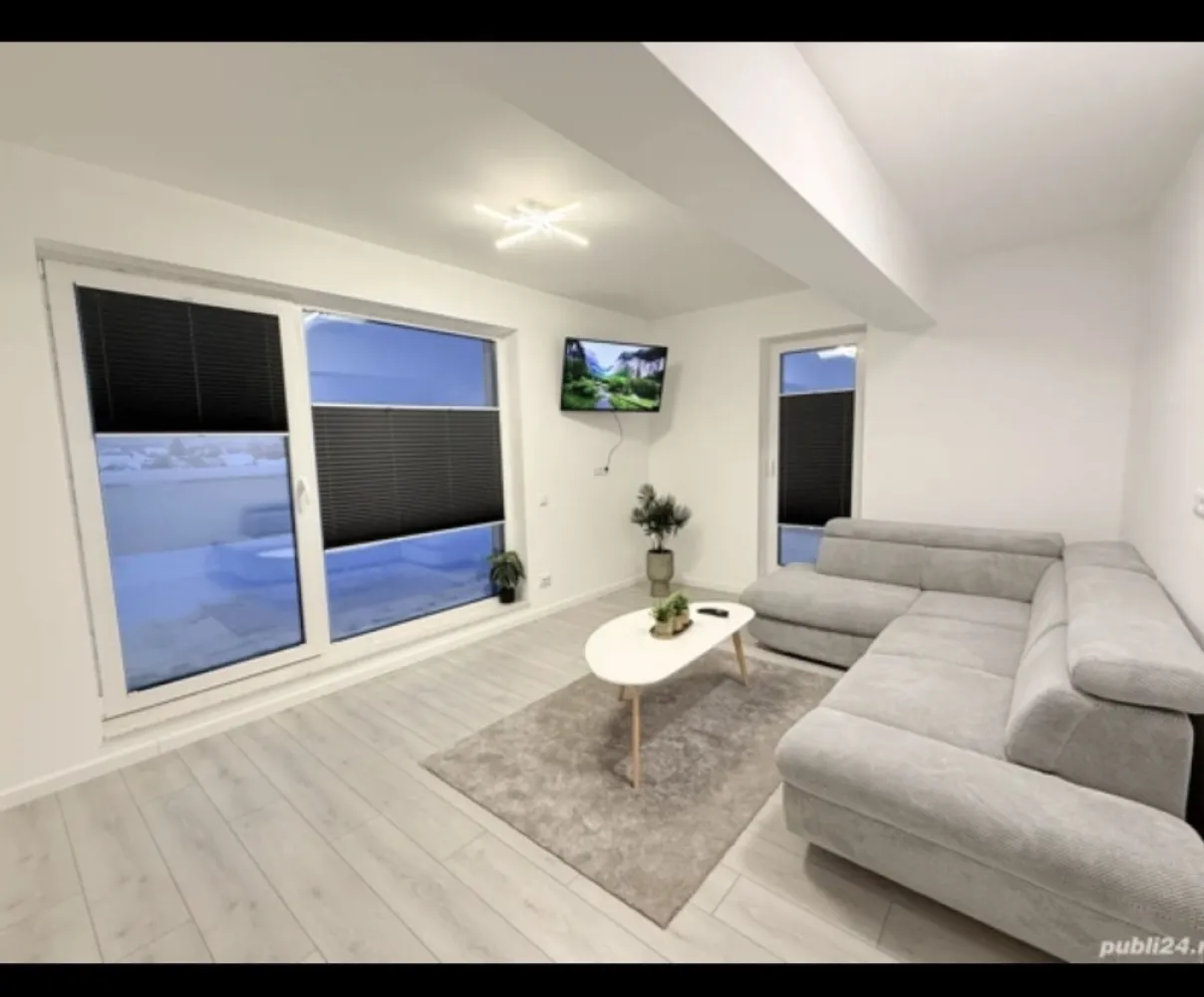 Penthouse , zona Decebal - Agentia Direkt Imobiliare propune spre inchiriere apartament tip Penthouse , zona Decebal . Imobilul este pozitionat la etajul 3 intr -un bloc constructie noua si este compus din : bucatarie si living open space, 1 dormitor , 1 hol, 1 baie , 1 dressing . Imobilul este situat intr o zona linistita a orasului la 500 m de Liceul Liviu Rebreanu , Piata Decebal, etc. Dispune de loc de parcare individual in curte . }}