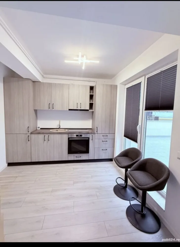 Penthouse , zona Decebal - Agentia Direkt Imobiliare propune spre inchiriere apartament tip Penthouse , zona Decebal . Imobilul este pozitionat la etajul 3 intr -un bloc constructie noua si este compus din : bucatarie si living open space, 1 dormitor , 1 hol, 1 baie , 1 dressing . Imobilul este situat intr o zona linistita a orasului la 500 m de Liceul Liviu Rebreanu , Piata Decebal, etc. Dispune de loc de parcare individual in curte . }}