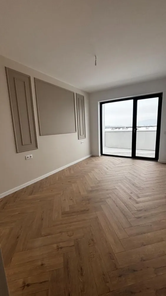 Apartament , spatios , bloc nou cu lift ! - Agentia Direkt Imobiliare propune spre vanzare apartament spatios situat in partea de nord a orasului , pe strada Libertatii, intr un complex de locuinte recent construite . Imobilul este pozitionat la etajul 5 , are o suprafata de de 88 mp si este compus din living si bucatarie , 2 dormitoare , baie , balcon spatios . Pret vanzare : 1600 Euro Tva inclus . }}