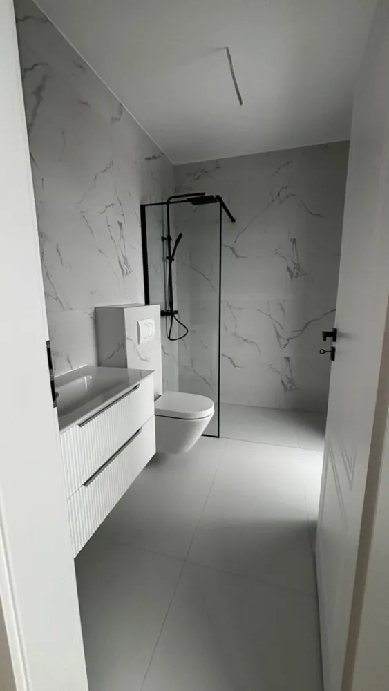 Apartament , spatios , bloc nou cu lift ! - Agentia Direkt Imobiliare propune spre vanzare apartament spatios situat in partea de nord a orasului , pe strada Libertatii, intr un complex de locuinte recent construite . Imobilul este pozitionat la etajul 5 , are o suprafata de de 88 mp si este compus din living si bucatarie , 2 dormitoare , baie , balcon spatios . Pret vanzare : 1600 Euro Tva inclus . }}