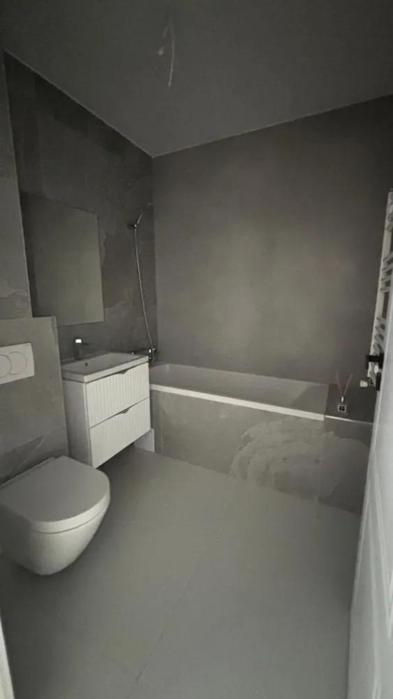 Apartament , spatios , bloc nou cu lift ! - Agentia Direkt Imobiliare propune spre vanzare apartament spatios situat in partea de nord a orasului , pe strada Libertatii, intr un complex de locuinte recent construite . Imobilul este pozitionat la etajul 5 , are o suprafata de de 88 mp si este compus din living si bucatarie , 2 dormitoare , baie , balcon spatios . Pret vanzare : 1600 Euro Tva inclus . }}