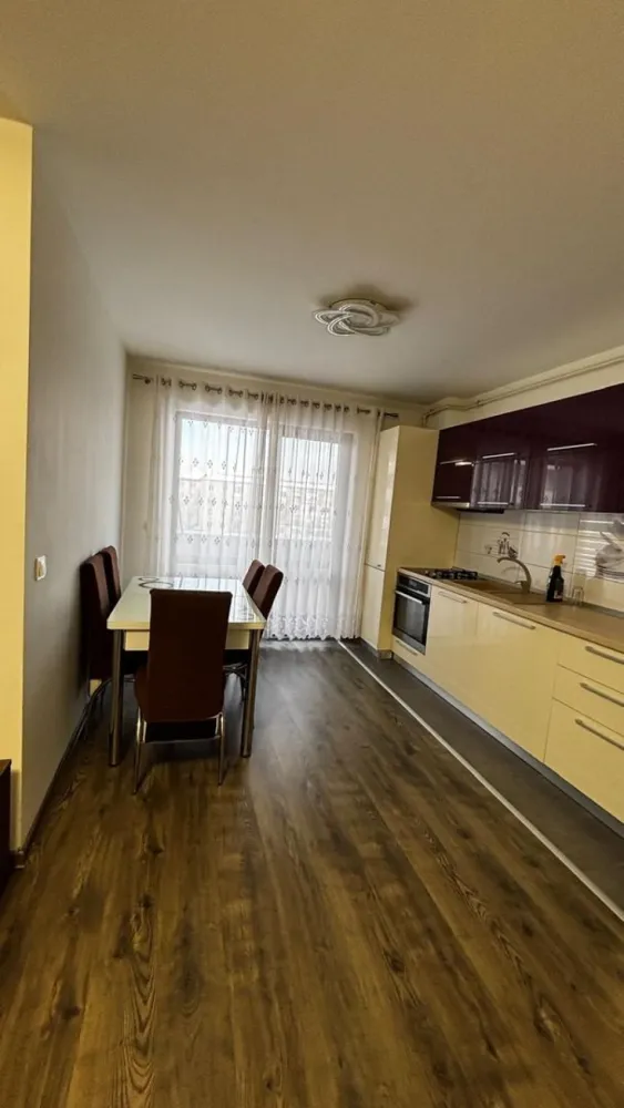 Apartament 3 camere , zona Isu , etaj 3 ! - Agentia Direkt Imobiliare propune spre inchiriere apartament 3 camere , situat la etajul 3 bloc nou cu lift , zona ISU . Imobilul are o suprafata de 75 mp si este compus din bucatarie cu iesire pe balcon, living , baie , 2 dormitoare din care unul cu acces la balcon. Se inchiriaza mobilat si utilat in totalitate , dispune de loc de parcare suprateran . Disponibil spre inchiriere imediat . }}