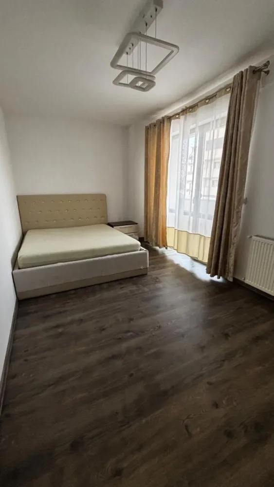 Apartament 3 camere , zona Isu , etaj 3 ! - Agentia Direkt Imobiliare propune spre inchiriere apartament 3 camere , situat la etajul 3 bloc nou cu lift , zona ISU . Imobilul are o suprafata de 75 mp si este compus din bucatarie cu iesire pe balcon, living , baie , 2 dormitoare din care unul cu acces la balcon. Se inchiriaza mobilat si utilat in totalitate , dispune de loc de parcare suprateran . Disponibil spre inchiriere imediat . }}