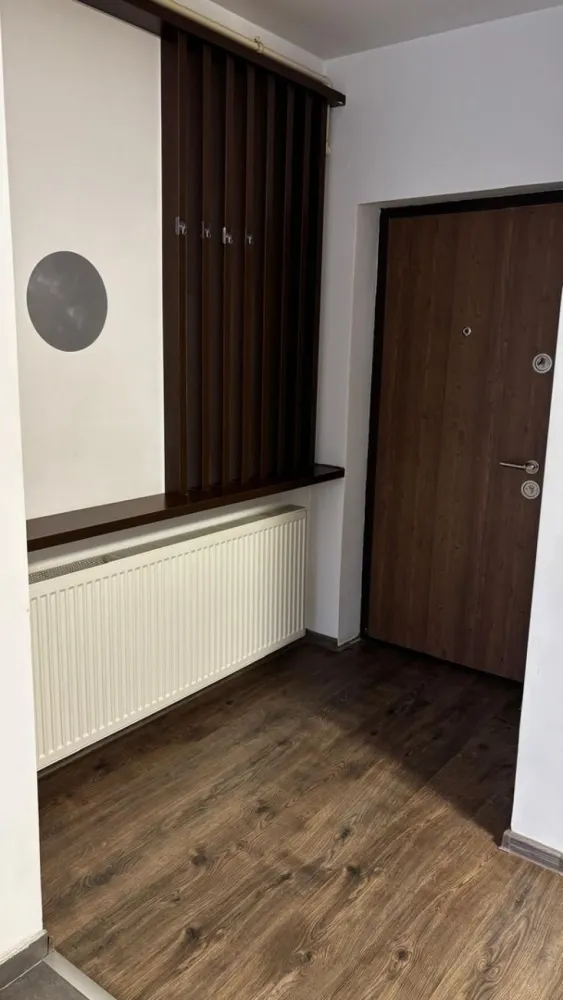 Apartament 3 camere , zona Isu , etaj 3 ! - Agentia Direkt Imobiliare propune spre inchiriere apartament 3 camere , situat la etajul 3 bloc nou cu lift , zona ISU . Imobilul are o suprafata de 75 mp si este compus din bucatarie cu iesire pe balcon, living , baie , 2 dormitoare din care unul cu acces la balcon. Se inchiriaza mobilat si utilat in totalitate , dispune de loc de parcare suprateran . Disponibil spre inchiriere imediat . }}