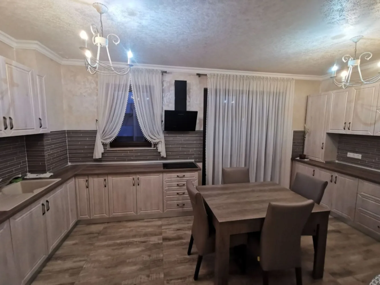 Penthouse , zona Isu, spatios ! - Agentia Direkt Imobiliare propune spre inchiriere apartament / Penthouse , situat in zona Isu , finisaje deosebite , spatios . imobilul este situat la etajul 8 , are o suprafata de 200 mp , compus din bucatarie mobilata si utilata cu iesire pe balcon , 3 dormitoare fiecare cu iesire pe terasa , 3 bai , terasa spatioasa dotata cu mobilier pentru terasa , priveliste deosebita . 2 locuri de parcare subterana , in garaj inchis . Disponibil Imediat . }}