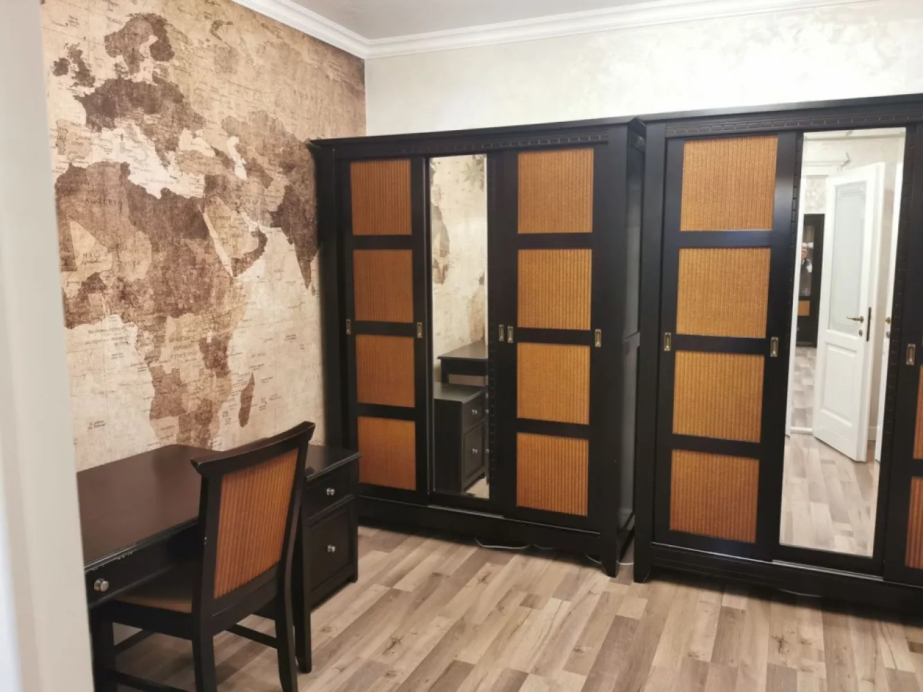 Penthouse , zona Isu, spatios ! - Agentia Direkt Imobiliare propune spre inchiriere apartament / Penthouse , situat in zona Isu , finisaje deosebite , spatios . imobilul este situat la etajul 8 , are o suprafata de 200 mp , compus din bucatarie mobilata si utilata cu iesire pe balcon , 3 dormitoare fiecare cu iesire pe terasa , 3 bai , terasa spatioasa dotata cu mobilier pentru terasa , priveliste deosebita . 2 locuri de parcare subterana , in garaj inchis . Disponibil Imediat . }}