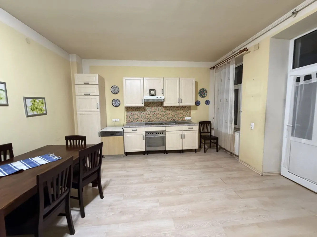 Apartament 1 dormitor , zona Parcul Municipal ! - Agentia Direkt Imobiliare propune spre inchiriere apartament spatios la casa , situat in zona centrala , pe strada Albert Berger , etaj 1 . Imobilul are o suprafata utila de cca 60 mp si este compus din bucatarie si living open space , baie , 1 dormitor cu baie . Se inchiriaza mobilat in totalitate , dispune de curte interioara comuna . }}