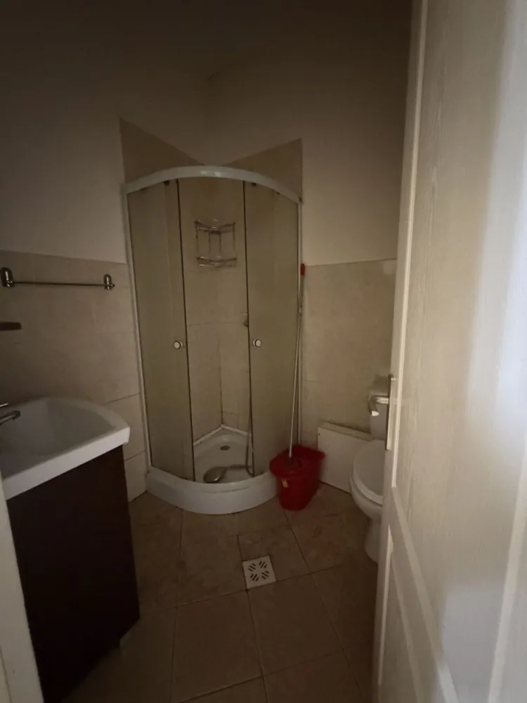 Apartament 1 dormitor , zona Parcul Municipal ! - Agentia Direkt Imobiliare propune spre inchiriere apartament spatios la casa , situat in zona centrala , pe strada Albert Berger , etaj 1 . Imobilul are o suprafata utila de cca 60 mp si este compus din bucatarie si living open space , baie , 1 dormitor cu baie . Se inchiriaza mobilat in totalitate , dispune de curte interioara comuna . }}