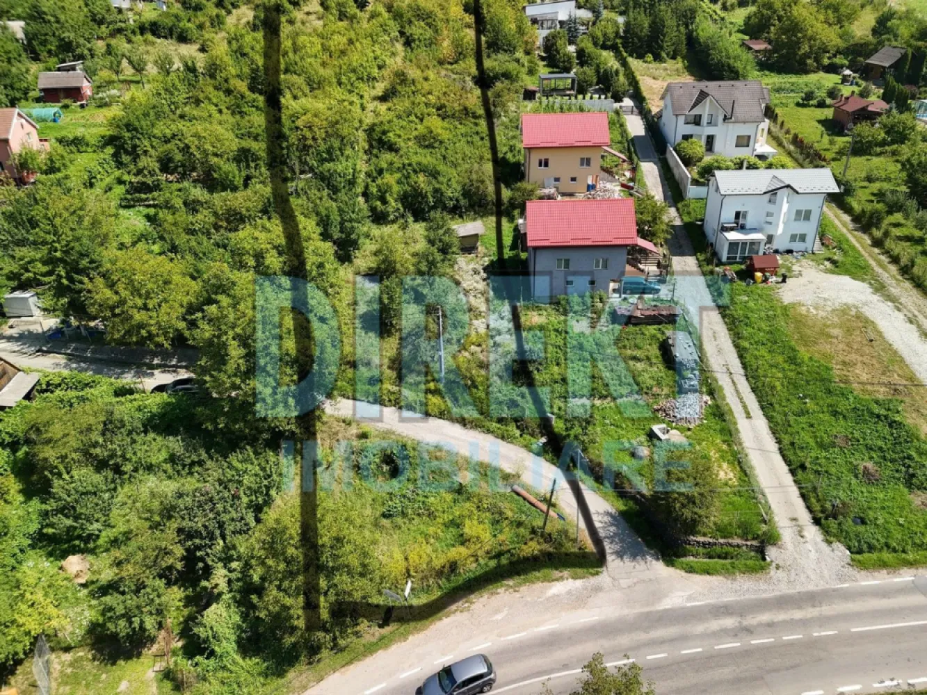 Teren intravilan , strada Valea Jelnei - Agentia Direkt Imobiliare propune spre vanzare teren intravilan situat pe strada Drumul Jelnei . Terenul are o suprafata de 23 ari intravilan si 20 ari extravilan . Cale de acces din drumul principal , utilitati : curent , gaz, canalizare la front . }}