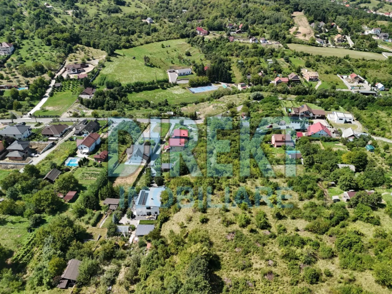 Teren intravilan , strada Valea Jelnei - Agentia Direkt Imobiliare propune spre vanzare teren intravilan situat pe strada Drumul Jelnei . Terenul are o suprafata de 23 ari intravilan si 20 ari extravilan . Cale de acces din drumul principal , utilitati : curent , gaz, canalizare la front . }}