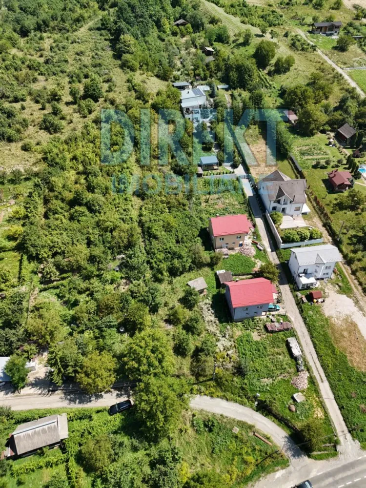 Teren intravilan , strada Valea Jelnei - Agentia Direkt Imobiliare propune spre vanzare teren intravilan situat pe strada Drumul Jelnei . Terenul are o suprafata de 23 ari intravilan si 20 ari extravilan . Cale de acces din drumul principal , utilitati : curent , gaz, canalizare la front . }}