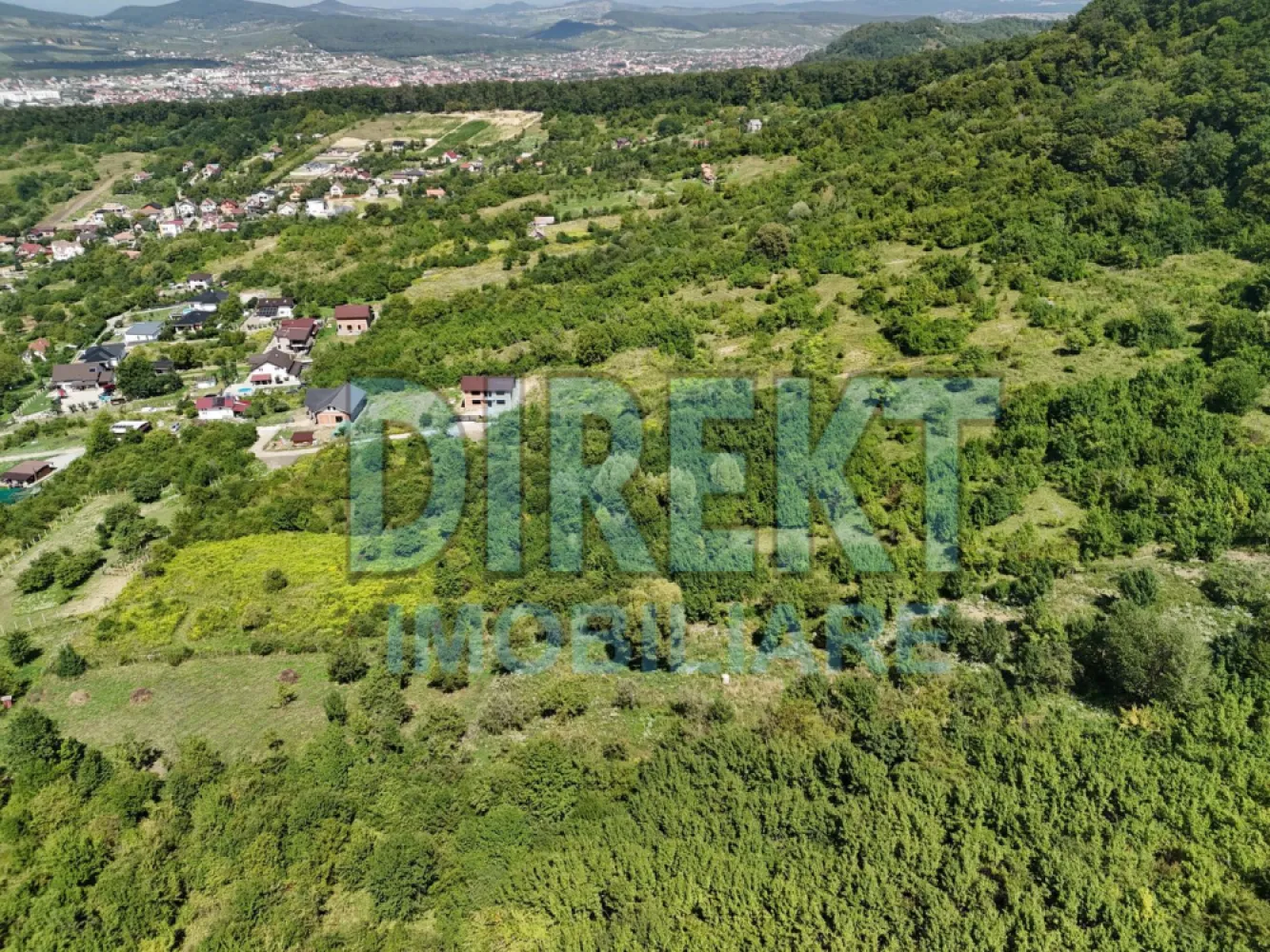 Teren intravilan , strada Valea Jelnei - Agentia Direkt Imobiliare propune spre vanzare teren intravilan situat pe strada Drumul Jelnei . Terenul are o suprafata de 23 ari intravilan si 20 ari extravilan . Cale de acces din drumul principal , utilitati : curent , gaz, canalizare la front . }}