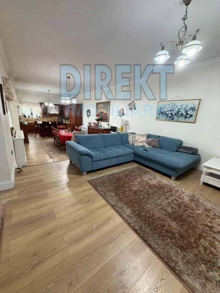 Casa Individuala , strada Alba Iulia - Agentia Direkt Imobiliare propune spre vanzare casa individuala situata pe strada Alba Iulia . Imobilul are o suprafata de 320 mp si este compusa din 2 apartamente cu intrare separata fiecare in suprafata de 160 mp, compartimentate astfel : living si bucatarie , 2 bai , 3 dormitoare , 2 dressinguri , terasa , etc . Terenul aferent proprietatii este de 400 mp , dispune de curte interioara ,securizata , poarta cu interfon , loc de parcare . Se vinde partial mobilata si utilata . }}