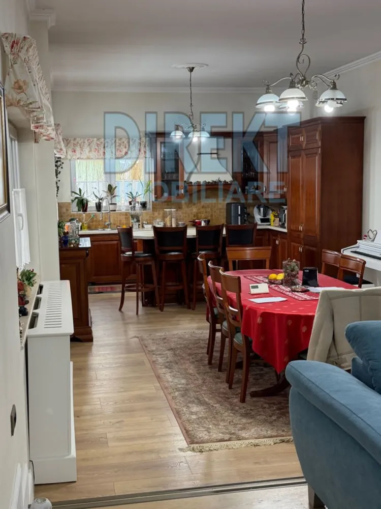 Casa Individuala , strada Alba Iulia - Agentia Direkt Imobiliare propune spre vanzare casa individuala situata pe strada Alba Iulia . Imobilul are o suprafata de 320 mp si este compusa din 2 apartamente cu intrare separata fiecare in suprafata de 160 mp, compartimentate astfel : living si bucatarie , 2 bai , 3 dormitoare , 2 dressinguri , terasa , etc . Terenul aferent proprietatii este de 400 mp , dispune de curte interioara ,securizata , poarta cu interfon , loc de parcare . Se vinde partial mobilata si utilata . }}