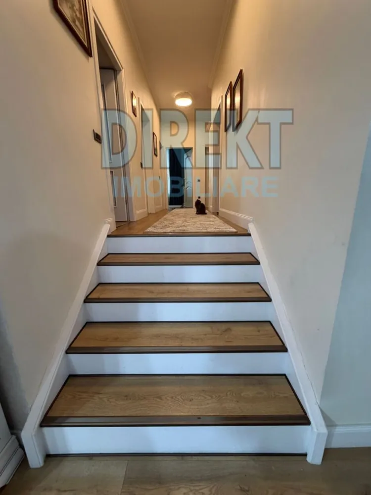 Casa Individuala , strada Alba Iulia - Agentia Direkt Imobiliare propune spre vanzare casa individuala situata pe strada Alba Iulia . Imobilul are o suprafata de 320 mp si este compusa din 2 apartamente cu intrare separata fiecare in suprafata de 160 mp, compartimentate astfel : living si bucatarie , 2 bai , 3 dormitoare , 2 dressinguri , terasa , etc . Terenul aferent proprietatii este de 400 mp , dispune de curte interioara ,securizata , poarta cu interfon , loc de parcare . Se vinde partial mobilata si utilata . }}