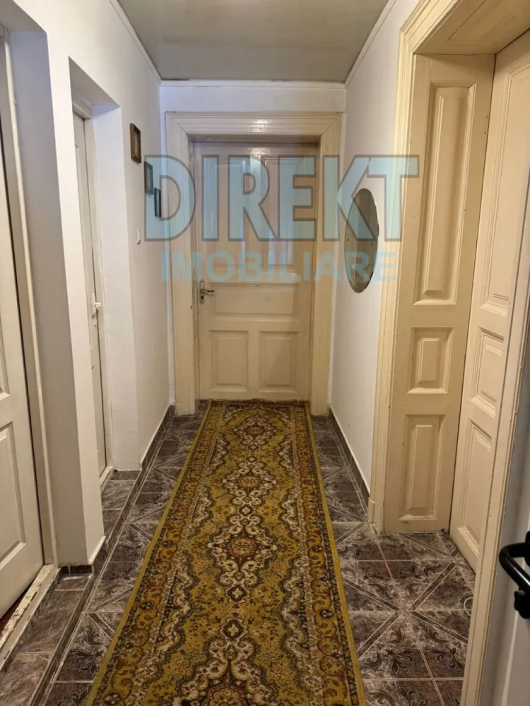 Casa Individuala , strada Alba Iulia - Agentia Direkt Imobiliare propune spre vanzare casa individuala situata pe strada Alba Iulia . Imobilul are o suprafata de 320 mp si este compusa din 2 apartamente cu intrare separata fiecare in suprafata de 160 mp, compartimentate astfel : living si bucatarie , 2 bai , 3 dormitoare , 2 dressinguri , terasa , etc . Terenul aferent proprietatii este de 400 mp , dispune de curte interioara ,securizata , poarta cu interfon , loc de parcare . Se vinde partial mobilata si utilata . }}