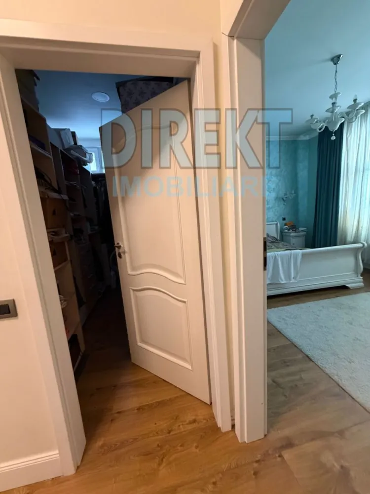 Casa Individuala , strada Alba Iulia - Agentia Direkt Imobiliare propune spre vanzare casa individuala situata pe strada Alba Iulia . Imobilul are o suprafata de 320 mp si este compusa din 2 apartamente cu intrare separata fiecare in suprafata de 160 mp, compartimentate astfel : living si bucatarie , 2 bai , 3 dormitoare , 2 dressinguri , terasa , etc . Terenul aferent proprietatii este de 400 mp , dispune de curte interioara ,securizata , poarta cu interfon , loc de parcare . Se vinde partial mobilata si utilata . }}