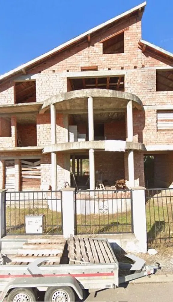 Casa la rosu cu 25 ari teren, zona Dedeman ! - Agentia Direkt Imobiliare propune spre vanzare casa , constructie la rosu P+M+E , situata pe strada George Enescu . Imobilul are o suprafata construita de aprox 568 mp , dispune de toate utilitatile la front stradal , teren aferent intravilan 2500 mp , inclinatie plata . Ideal constructie bloc, casa de locuit , etc . }}