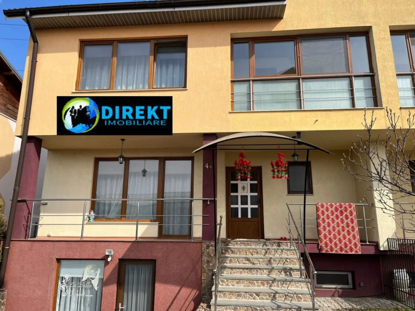 Casa , zona Grigore Pletosul! - Agentia Direkt Imobiliare propune spre vanzare casa situata pe strada Grigore Pletosul, la 500 m de mall. Imobilul este construit in anul 2005 , regim de inaltime D+P+E dispune de o suprafata utila de 200 mp ,teren aferent 264 mp , si este dispus astfel : - la demisol un apartament format din living , bucatarie , baie, 1 dormitor , - la parter living , bucatarie , baie, camara , iesire pe terasa , - la etaj 3 dormitoare si baie. Parerea agentului : imobil spatios , pozitionat intr o zona linistita in continua dezvoltare . Merita vazut ! }}