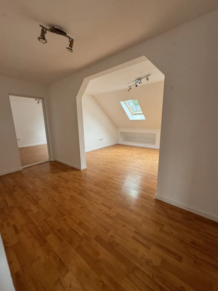 Apartament spatios zona Stefan cel Mare - Agentia Direkt Imobilare propune spre vanzare apartament spatios situat intr un bloc constructie noua . Imobilul este pozitionat la etajul 3 /3 , are o suprafata utila de 71 mp , este compus din bucatarie separata , living , 2 dormitoare, baie . Se vinde finisat , igienizat , nemobilat. }}