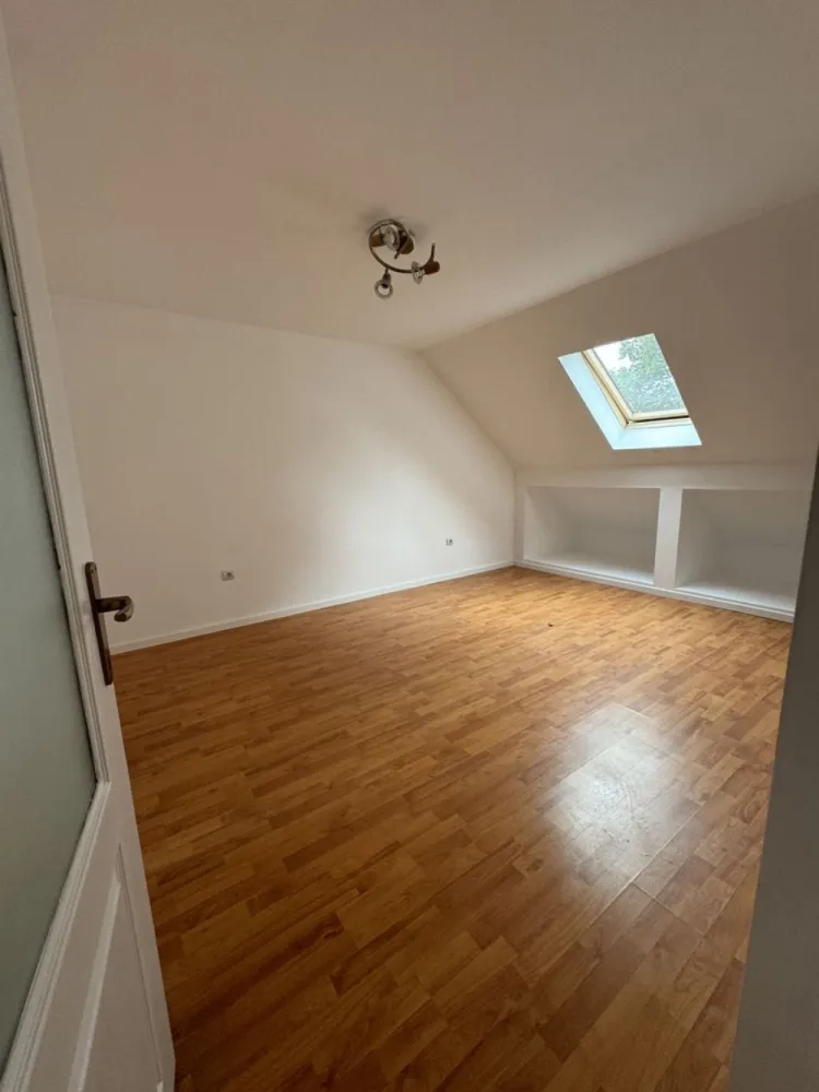 Apartament spatios zona Stefan cel Mare - Agentia Direkt Imobilare propune spre vanzare apartament spatios situat intr un bloc constructie noua . Imobilul este pozitionat la etajul 3 /3 , are o suprafata utila de 71 mp , este compus din bucatarie separata , living , 2 dormitoare, baie . Se vinde finisat , igienizat , nemobilat. }}