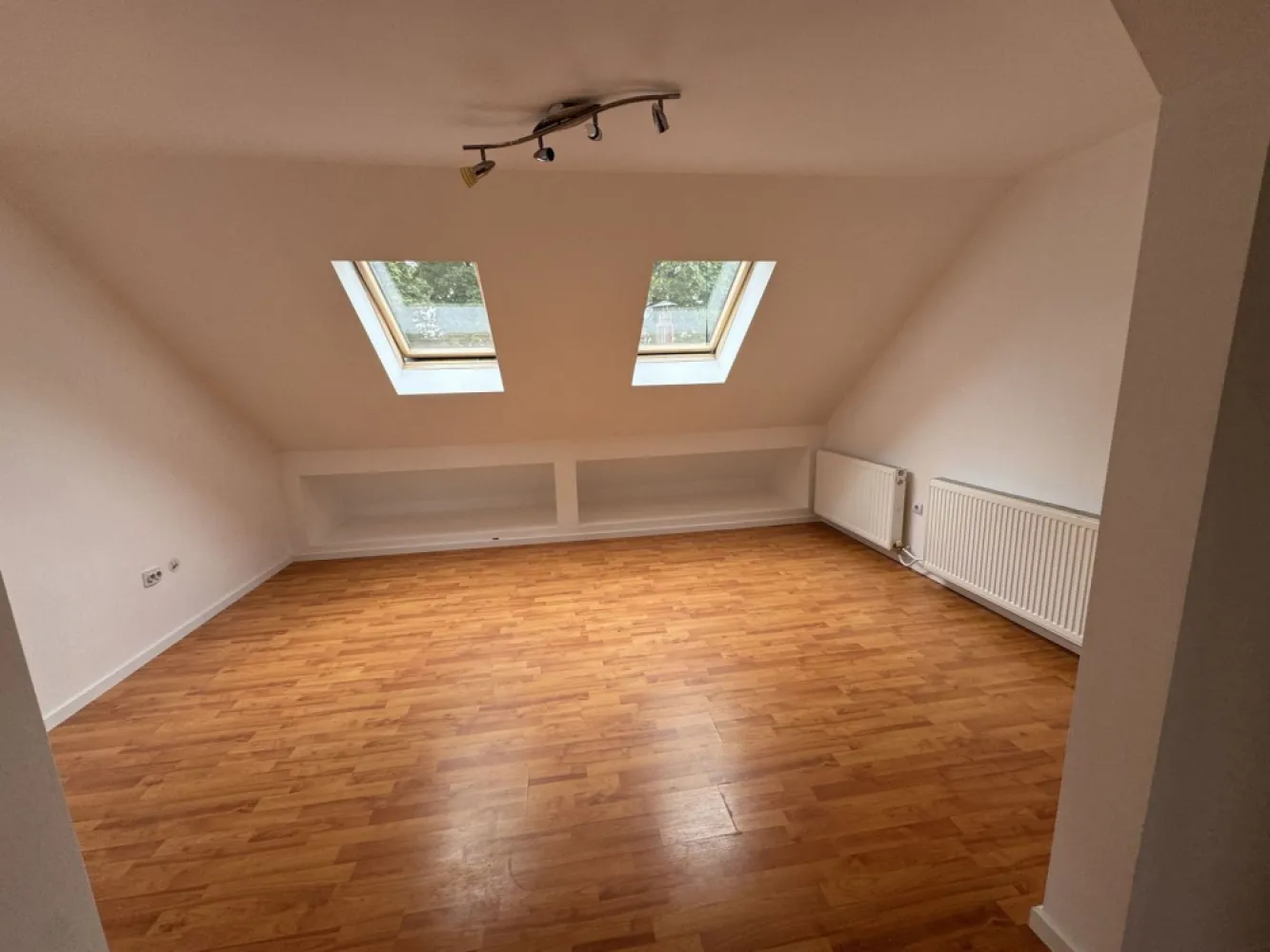 Apartament spatios zona Stefan cel Mare - Agentia Direkt Imobilare propune spre vanzare apartament spatios situat intr un bloc constructie noua . Imobilul este pozitionat la etajul 3 /3 , are o suprafata utila de 71 mp , este compus din bucatarie separata , living , 2 dormitoare, baie . Se vinde finisat , igienizat , nemobilat. }}