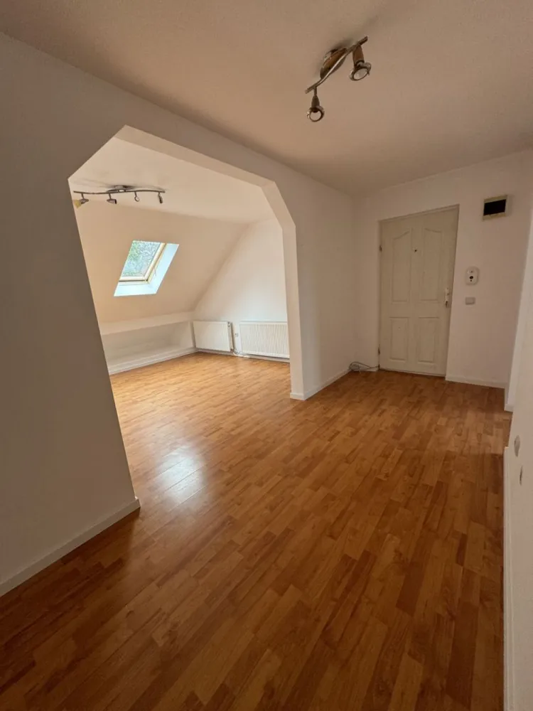 Apartament spatios zona Stefan cel Mare - Agentia Direkt Imobilare propune spre vanzare apartament spatios situat intr un bloc constructie noua . Imobilul este pozitionat la etajul 3 /3 , are o suprafata utila de 71 mp , este compus din bucatarie separata , living , 2 dormitoare, baie . Se vinde finisat , igienizat , nemobilat. }}