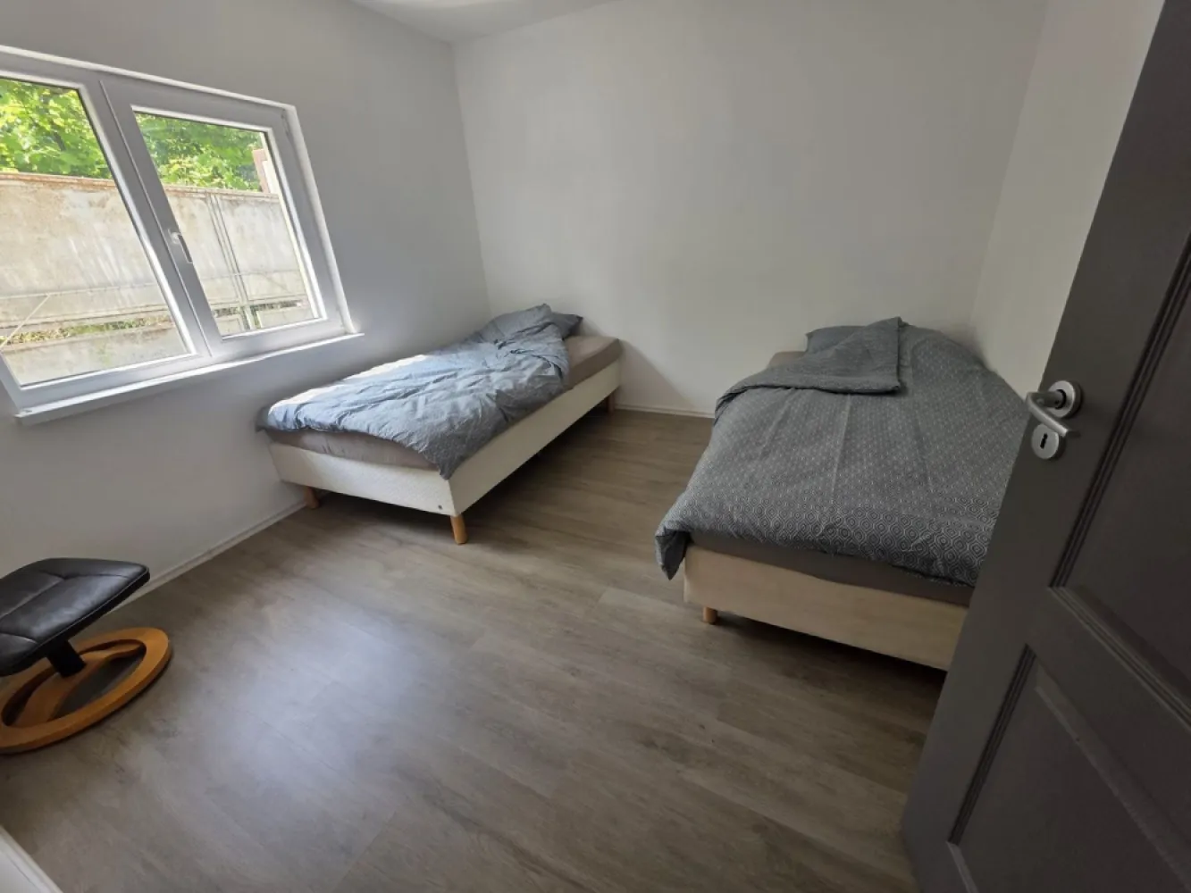 Inchiriere 2 apartamente situate in Sat Jelna ! ideal cazare muncitori - Propunem spre inchiriere 2 apartamente situate in sat Jelna la 7 km de municipiul Bistrita , fiecare cu cate 2 dormitoare , capacitate de cazare totala 8 persoane , paturi individuale ,bucatarie , baie , loc de parcare in curtea privata . Ideal cazare echipe muncitori ! }}