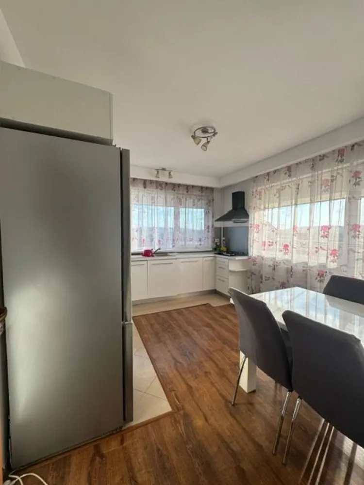 Apartament spațios, 4 camere, 120 mp, etaj 5/5, bloc nou cu lift - Vă oferim spre vânzare un apartament modern, situat la etajul 5 din 5 al unui bloc nou Suprafață utilă: 120 mp Compartimentare: Etaj inferior: living generos, bucătărie spațioasă, dormitor, baie, balcon Etaj superior (acces prin scară interioară): două dormitoare , baie, dressing. Apartamentul beneficiază de o compartimentare practică, ideală pentru o familie, cu spații bine delimitate și luminoase. Scara interioară adaugă un plus de eleganță și funcționalitate. Dispune de 2 locuri de parcare supraterane. Zonă liniștită,zona mall, aproape de facilități (transport, magazine, școli) Ideal ca locuință de familie sau investiție. Pentru mai multe informații sau pentru a programa o vizionare, nu ezitați să ne contactați! }}