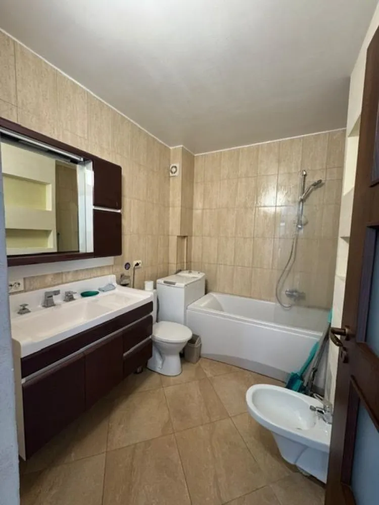 Apartament spațios, 4 camere, 120 mp, etaj 5/5, bloc nou cu lift - Vă oferim spre vânzare un apartament modern, situat la etajul 5 din 5 al unui bloc nou Suprafață utilă: 120 mp Compartimentare: Etaj inferior: living generos, bucătărie spațioasă, dormitor, baie, balcon Etaj superior (acces prin scară interioară): două dormitoare , baie, dressing. Apartamentul beneficiază de o compartimentare practică, ideală pentru o familie, cu spații bine delimitate și luminoase. Scara interioară adaugă un plus de eleganță și funcționalitate. Dispune de 2 locuri de parcare supraterane. Zonă liniștită,zona mall, aproape de facilități (transport, magazine, școli) Ideal ca locuință de familie sau investiție. Pentru mai multe informații sau pentru a programa o vizionare, nu ezitați să ne contactați! }}