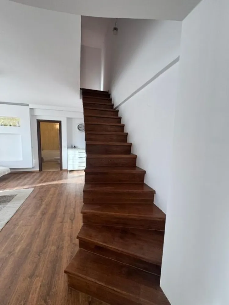 Apartament spațios, 4 camere, 120 mp, etaj 5/5, bloc nou cu lift - Vă oferim spre vânzare un apartament modern, situat la etajul 5 din 5 al unui bloc nou Suprafață utilă: 120 mp Compartimentare: Etaj inferior: living generos, bucătărie spațioasă, dormitor, baie, balcon Etaj superior (acces prin scară interioară): două dormitoare , baie, dressing. Apartamentul beneficiază de o compartimentare practică, ideală pentru o familie, cu spații bine delimitate și luminoase. Scara interioară adaugă un plus de eleganță și funcționalitate. Dispune de 2 locuri de parcare supraterane. Zonă liniștită,zona mall, aproape de facilități (transport, magazine, școli) Ideal ca locuință de familie sau investiție. Pentru mai multe informații sau pentru a programa o vizionare, nu ezitați să ne contactați! }}