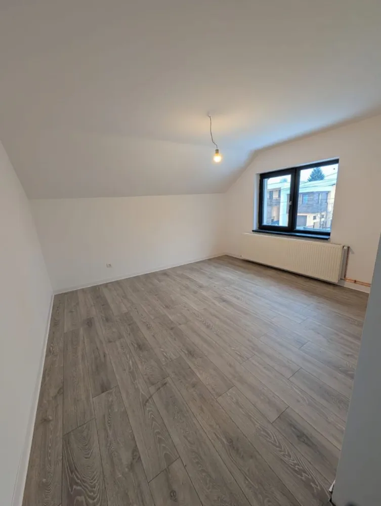 Spațiu comercial de închiriat, zona Decebal - Agentia Direkt Imobiliare propune spre inchiriere spatiu comercial intr un imobil tip casa , situat in zona Decebal , la 200 m de Piata Decebal . Imobilul este constructie noua , in curs de finalizare , dispus pe 2 nivele , cu o suprafata utila de cca 250 mp . Compartimentarea este urmatoarea : la parter – 3 incaperi , bucatarie , baie, hol spatios la etaj – hol spatios ideal receptie , 3 incaperi spatioase , baie , terasa loc de parcare in curtea interioara pentru 4 masini acces din strada posibilitate montare rampa pentru persoane cu dezabilitati . }}