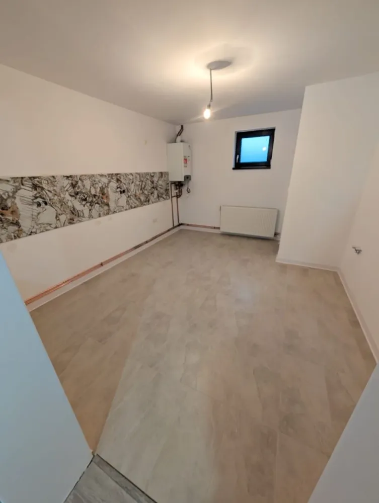 Spațiu comercial de închiriat, zona Decebal - Agentia Direkt Imobiliare propune spre inchiriere spatiu comercial intr un imobil tip casa , situat in zona Decebal , la 200 m de Piata Decebal . Imobilul este constructie noua , in curs de finalizare , dispus pe 2 nivele , cu o suprafata utila de cca 250 mp . Compartimentarea este urmatoarea : la parter – 3 incaperi , bucatarie , baie, hol spatios la etaj – hol spatios ideal receptie , 3 incaperi spatioase , baie , terasa loc de parcare in curtea interioara pentru 4 masini acces din strada posibilitate montare rampa pentru persoane cu dezabilitati . }}
