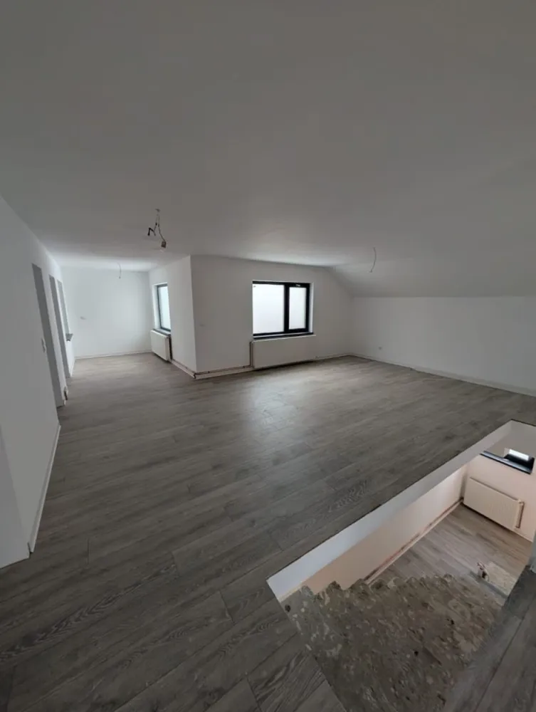 Spațiu comercial de închiriat, zona Decebal - Agentia Direkt Imobiliare propune spre inchiriere spatiu comercial intr un imobil tip casa , situat in zona Decebal , la 200 m de Piata Decebal . Imobilul este constructie noua , in curs de finalizare , dispus pe 2 nivele , cu o suprafata utila de cca 250 mp . Compartimentarea este urmatoarea : la parter – 3 incaperi , bucatarie , baie, hol spatios la etaj – hol spatios ideal receptie , 3 incaperi spatioase , baie , terasa loc de parcare in curtea interioara pentru 4 masini acces din strada posibilitate montare rampa pentru persoane cu dezabilitati . }}