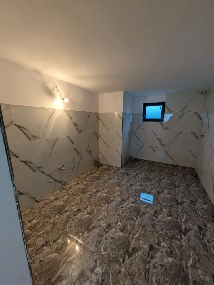 Spațiu comercial de închiriat, zona Decebal - Agentia Direkt Imobiliare propune spre inchiriere spatiu comercial intr un imobil tip casa , situat in zona Decebal , la 200 m de Piata Decebal . Imobilul este constructie noua , in curs de finalizare , dispus pe 2 nivele , cu o suprafata utila de cca 250 mp . Compartimentarea este urmatoarea : la parter – 3 incaperi , bucatarie , baie, hol spatios la etaj – hol spatios ideal receptie , 3 incaperi spatioase , baie , terasa loc de parcare in curtea interioara pentru 4 masini acces din strada posibilitate montare rampa pentru persoane cu dezabilitati . }}