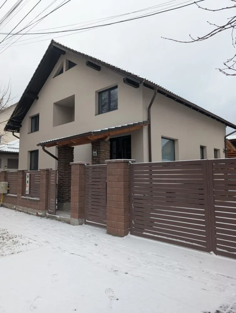 Spațiu comercial de închiriat, zona Decebal - Agentia Direkt Imobiliare propune spre inchiriere spatiu comercial intr un imobil tip casa , situat in zona Decebal , la 200 m de Piata Decebal . Imobilul este constructie noua , in curs de finalizare , dispus pe 2 nivele , cu o suprafata utila de cca 250 mp . Compartimentarea este urmatoarea : la parter – 3 incaperi , bucatarie , baie, hol spatios la etaj – hol spatios ideal receptie , 3 incaperi spatioase , baie , terasa loc de parcare in curtea interioara pentru 4 masini acces din strada posibilitate montare rampa pentru persoane cu dezabilitati . }}