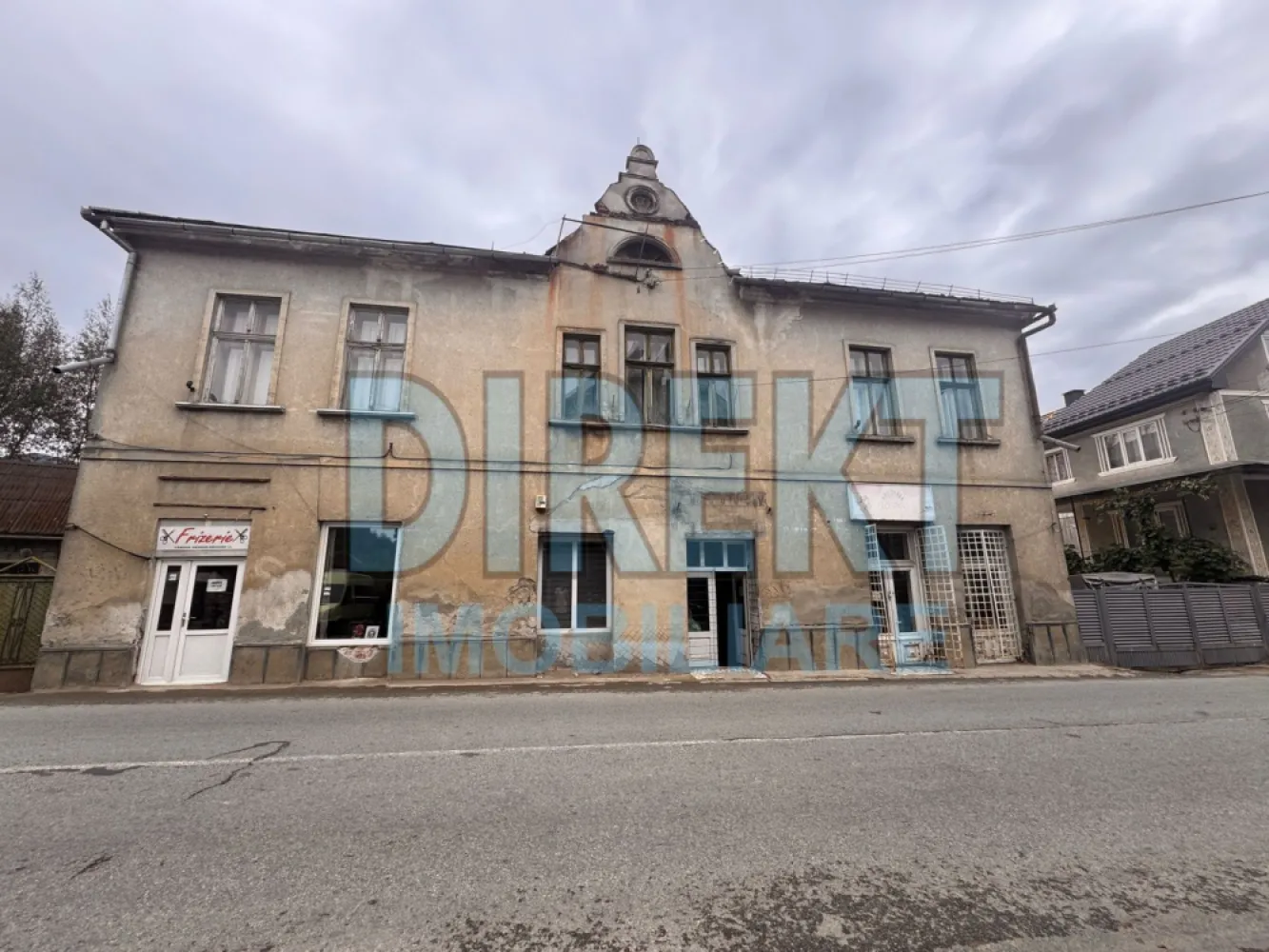 Spatiu comercial + Apartament de locuit - Agentia Direkt Imobiliare propune spre vanzare imobil complex situat in centrul localitatii Rodna . Imobilul are o suprafata de 366 mp si teren aferent 495 mp. Este compus din : la parter : spatii comerciale in suprafata de – 143 mp format din 7 incaperi la etaj ; apartament de locuit in suprafata de 222 mp format din :4 camere , hol spatios , bucatarie , baie , acces pod . Pret vanzare 150 .000 Euo plus TVA }}