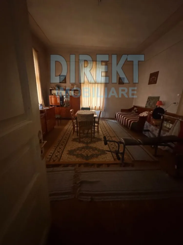 Spatiu comercial + Apartament de locuit - Agentia Direkt Imobiliare propune spre vanzare imobil complex situat in centrul localitatii Rodna . Imobilul are o suprafata de 366 mp si teren aferent 495 mp. Este compus din : la parter : spatii comerciale in suprafata de – 143 mp format din 7 incaperi la etaj ; apartament de locuit in suprafata de 222 mp format din :4 camere , hol spatios , bucatarie , baie , acces pod . Pret vanzare 150 .000 Euo plus TVA }}