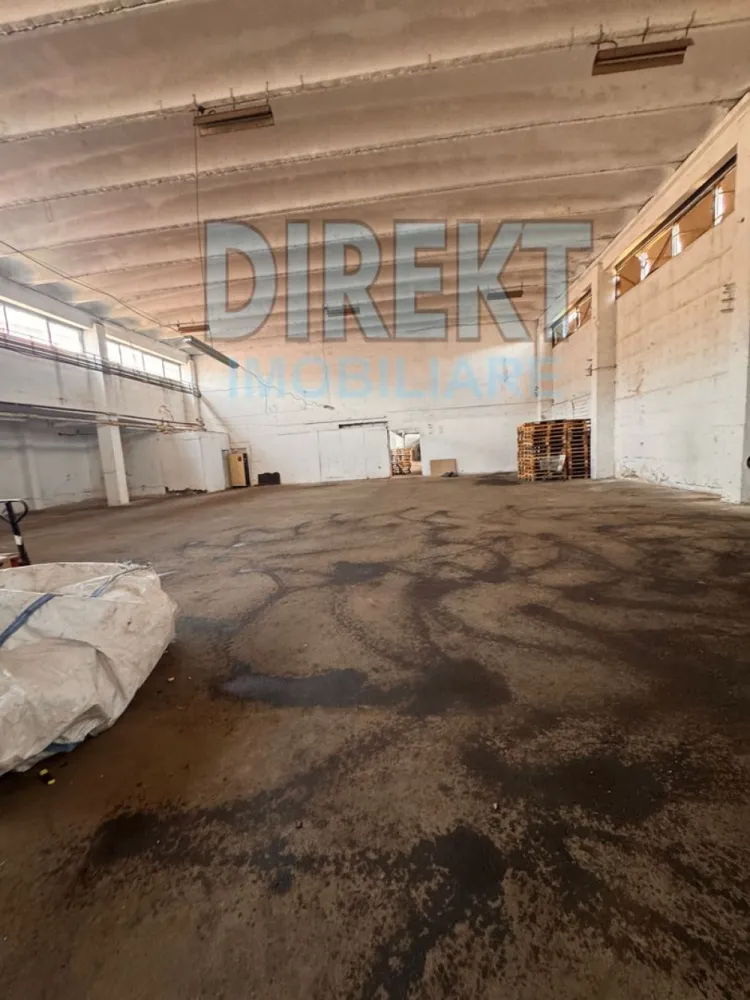 Hala , zona Casa Somesana - Direkt Imobiliare propune spre inchiriere spatiu in suprafata de 500 mp situat in zona Decebal . Imobilul este pozitionat la parter, este compus din 1 incaperi spatioasa , 1 baie , 3 birouri . Locuri de parcare in curte interioara . Acces auto ! }}