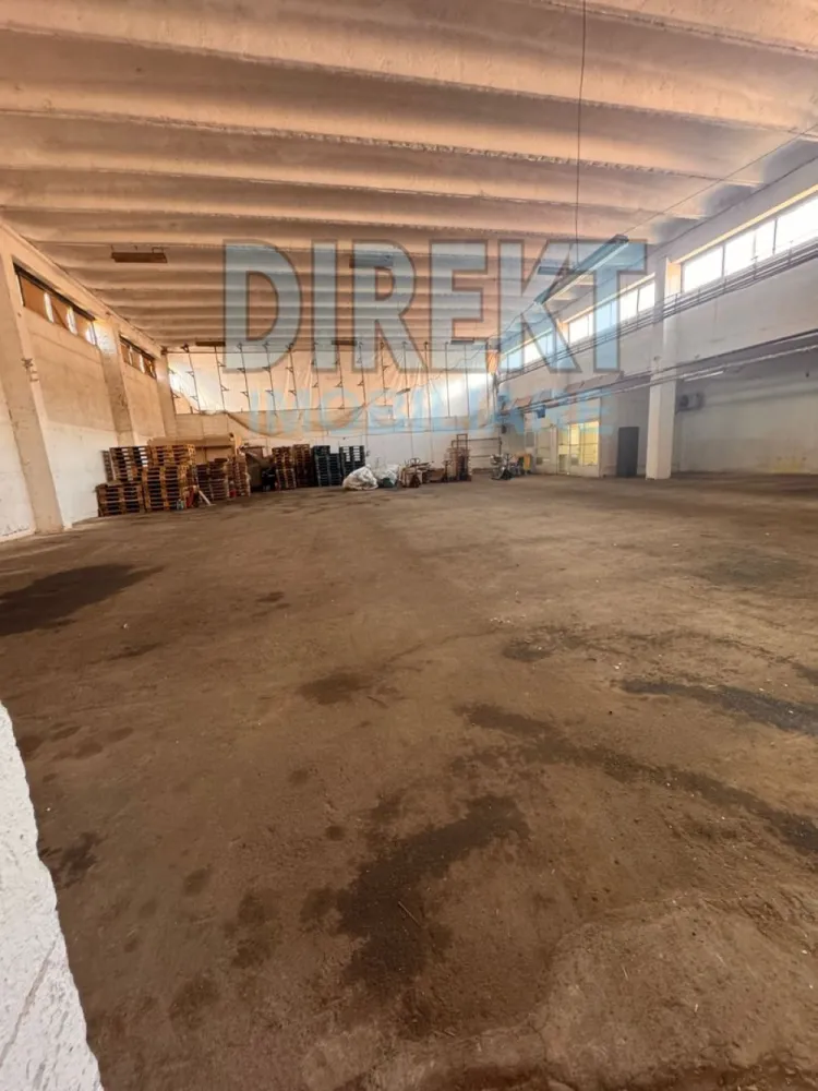Hala , zona Casa Somesana - Direkt Imobiliare propune spre inchiriere spatiu in suprafata de 500 mp situat in zona Decebal . Imobilul este pozitionat la parter, este compus din 1 incaperi spatioasa , 1 baie , 3 birouri . Locuri de parcare in curte interioara . Acces auto ! }}