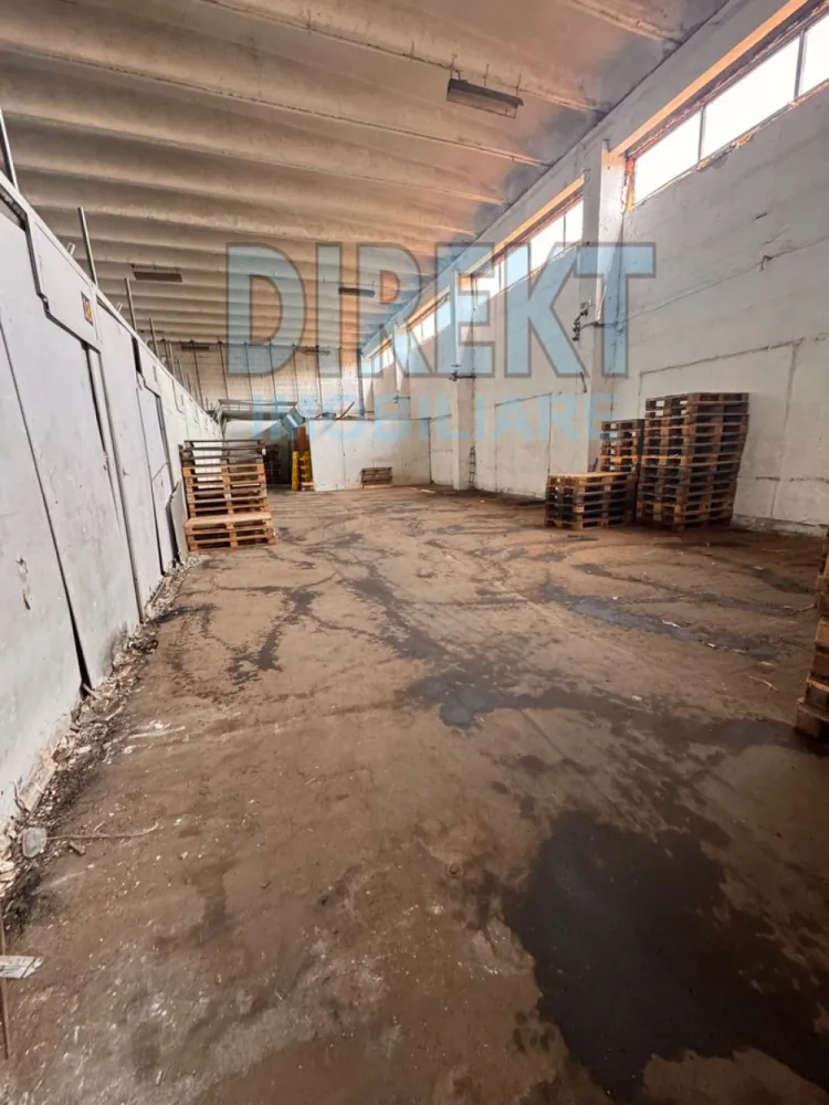 Hala , zona Casa Somesana - Direkt Imobiliare propune spre inchiriere spatiu in suprafata de 500 mp situat in zona Decebal . Imobilul este pozitionat la parter, este compus din 1 incaperi spatioasa , 1 baie , 3 birouri . Locuri de parcare in curte interioara . Acces auto ! }}