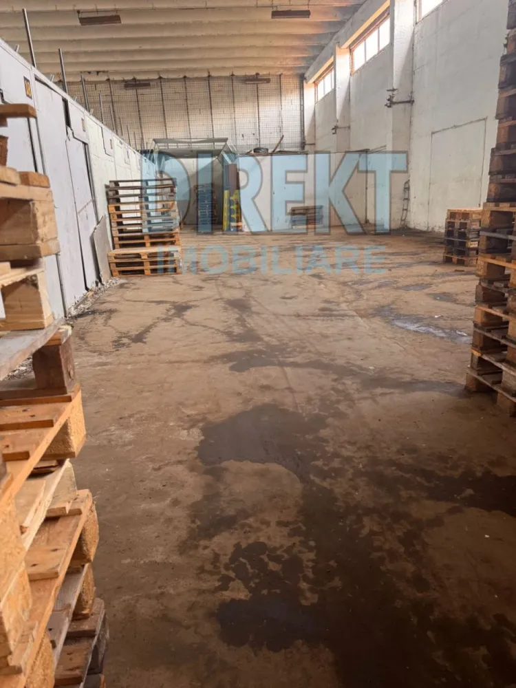 Hala , zona Casa Somesana - Direkt Imobiliare propune spre inchiriere spatiu in suprafata de 500 mp situat in zona Decebal . Imobilul este pozitionat la parter, este compus din 1 incaperi spatioasa , 1 baie , 3 birouri . Locuri de parcare in curte interioara . Acces auto ! }}