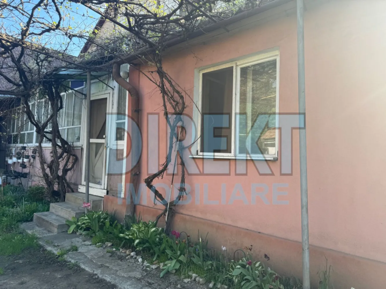 Casa 3 camere , 500 mp teren , zona C.R.Vivu - Agentia Direkt Imobiliare propune spre vanzare casa situata pe strada Constantin Roman Vivu Imobilul este compus din 3 camere , baie , bucatarie , in suprafata de 100 mp , si anexe gospodaresti , teren aferent 500 mp . Imobilul poate avea destinatia de spatiu birouri , casa de locuit , cabinet medical etc . Posibilitate de mansardare . Loc de parcare in curtea interioara . }}