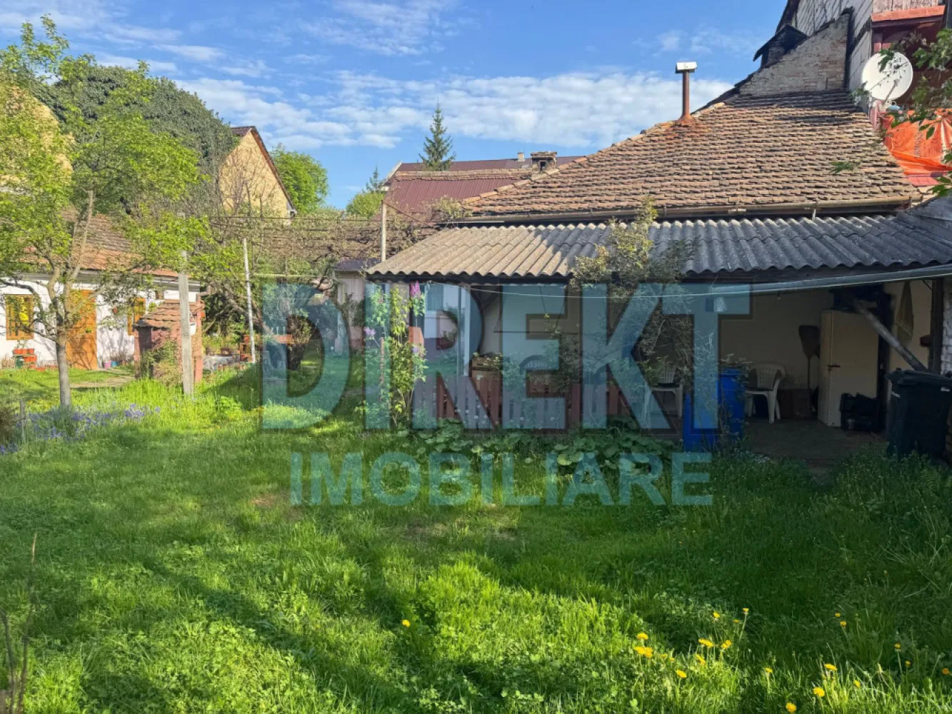 Casa 3 camere , 500 mp teren , zona C.R.Vivu - Agentia Direkt Imobiliare propune spre vanzare casa situata pe strada Constantin Roman Vivu Imobilul este compus din 3 camere , baie , bucatarie , in suprafata de 100 mp , si anexe gospodaresti , teren aferent 500 mp . Imobilul poate avea destinatia de spatiu birouri , casa de locuit , cabinet medical etc . Posibilitate de mansardare . Loc de parcare in curtea interioara . }}