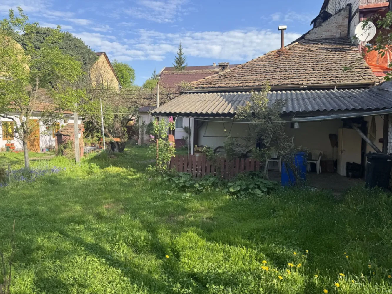 Casa 3 camere , 500 mp teren , zona C.R.Vivu - Agentia Direkt Imobiliare propune spre vanzare casa situata pe strada Constantin Roman Vivu Imobilul este compus din 3 camere , baie , bucatarie , in suprafata de 100 mp , si anexe gospodaresti , teren aferent 500 mp . Imobilul poate avea destinatia de spatiu birouri , casa de locuit , cabinet medical etc . Posibilitate de mansardare . Loc de parcare in curtea interioara . }}