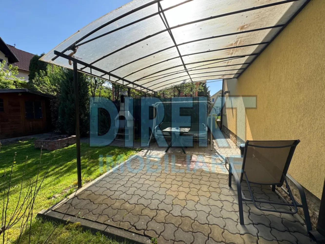 Casa individuala , zona Hotel Diana - Agentia Direkt Imobiliare propune spre vanzare casa in regim P+M , suprafata desfasurata 132 mp , alcatuita din : la parter living cu iesire pe terasa , dinning, bucatarie separata , hol, baie . la etaj : 2 dormitoare , dressing , baie , 2 balcoane , hol spatios . Imobilul este situat pe o strada linistita , exclusivista , aproape de toate punctele de interes , la 4 minute de mers pe jos de centru comercial , Lidl, Kaufland KFC . Dispune de 500 mp teren aferent , toate utilitatile , drum acces privat inscris in CF. Imobilul dispune de curte amenajata cu gazon , arbori , pomi fructiferi ,zona barbeque , pavaj , gard din fier forjat , si piatra naturala cu acces poarta automata cu radiocomanda , casuta de gradina pentru depozitare biciclete . Imobilul se vinde complet mobilat si este ocupabil imediat . }}