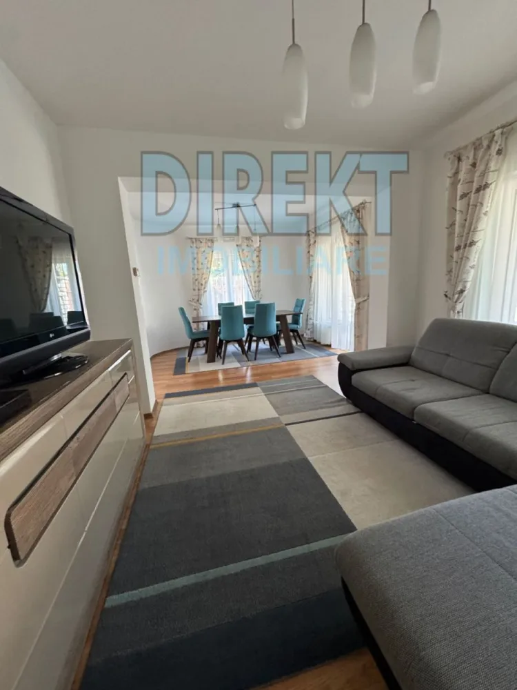 Casa individuala , zona Hotel Diana - Agentia Direkt Imobiliare propune spre vanzare casa in regim P+M , suprafata desfasurata 132 mp , alcatuita din : la parter living cu iesire pe terasa , dinning, bucatarie separata , hol, baie . la etaj : 2 dormitoare , dressing , baie , 2 balcoane , hol spatios . Imobilul este situat pe o strada linistita , exclusivista , aproape de toate punctele de interes , la 4 minute de mers pe jos de centru comercial , Lidl, Kaufland KFC . Dispune de 500 mp teren aferent , toate utilitatile , drum acces privat inscris in CF. Imobilul dispune de curte amenajata cu gazon , arbori , pomi fructiferi ,zona barbeque , pavaj , gard din fier forjat , si piatra naturala cu acces poarta automata cu radiocomanda , casuta de gradina pentru depozitare biciclete . Imobilul se vinde complet mobilat si este ocupabil imediat . }}