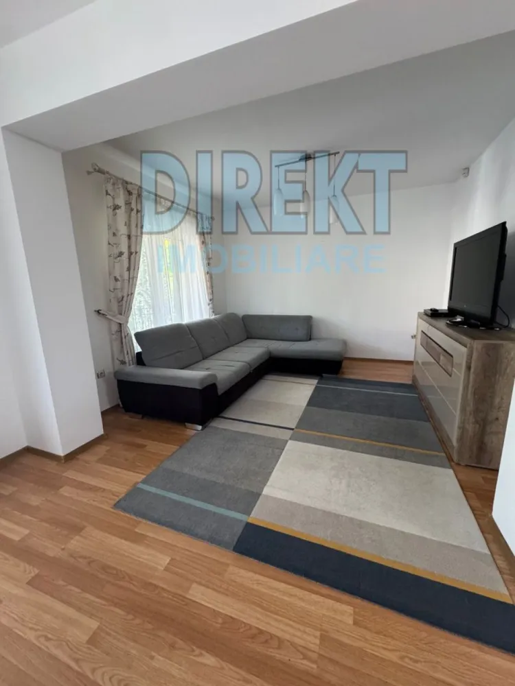 Casa individuala , zona Hotel Diana - Agentia Direkt Imobiliare propune spre vanzare casa in regim P+M , suprafata desfasurata 132 mp , alcatuita din : la parter living cu iesire pe terasa , dinning, bucatarie separata , hol, baie . la etaj : 2 dormitoare , dressing , baie , 2 balcoane , hol spatios . Imobilul este situat pe o strada linistita , exclusivista , aproape de toate punctele de interes , la 4 minute de mers pe jos de centru comercial , Lidl, Kaufland KFC . Dispune de 500 mp teren aferent , toate utilitatile , drum acces privat inscris in CF. Imobilul dispune de curte amenajata cu gazon , arbori , pomi fructiferi ,zona barbeque , pavaj , gard din fier forjat , si piatra naturala cu acces poarta automata cu radiocomanda , casuta de gradina pentru depozitare biciclete . Imobilul se vinde complet mobilat si este ocupabil imediat . }}