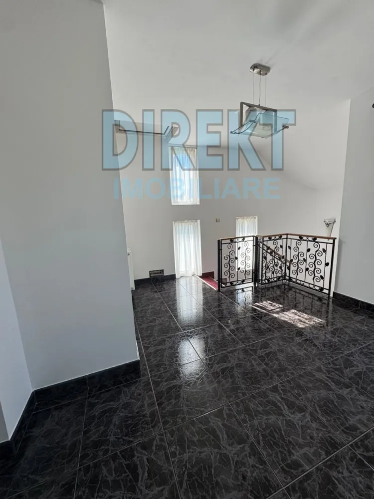 Casa individuala , zona Hotel Diana - Agentia Direkt Imobiliare propune spre vanzare casa in regim P+M , suprafata desfasurata 132 mp , alcatuita din : la parter living cu iesire pe terasa , dinning, bucatarie separata , hol, baie . la etaj : 2 dormitoare , dressing , baie , 2 balcoane , hol spatios . Imobilul este situat pe o strada linistita , exclusivista , aproape de toate punctele de interes , la 4 minute de mers pe jos de centru comercial , Lidl, Kaufland KFC . Dispune de 500 mp teren aferent , toate utilitatile , drum acces privat inscris in CF. Imobilul dispune de curte amenajata cu gazon , arbori , pomi fructiferi ,zona barbeque , pavaj , gard din fier forjat , si piatra naturala cu acces poarta automata cu radiocomanda , casuta de gradina pentru depozitare biciclete . Imobilul se vinde complet mobilat si este ocupabil imediat . }}